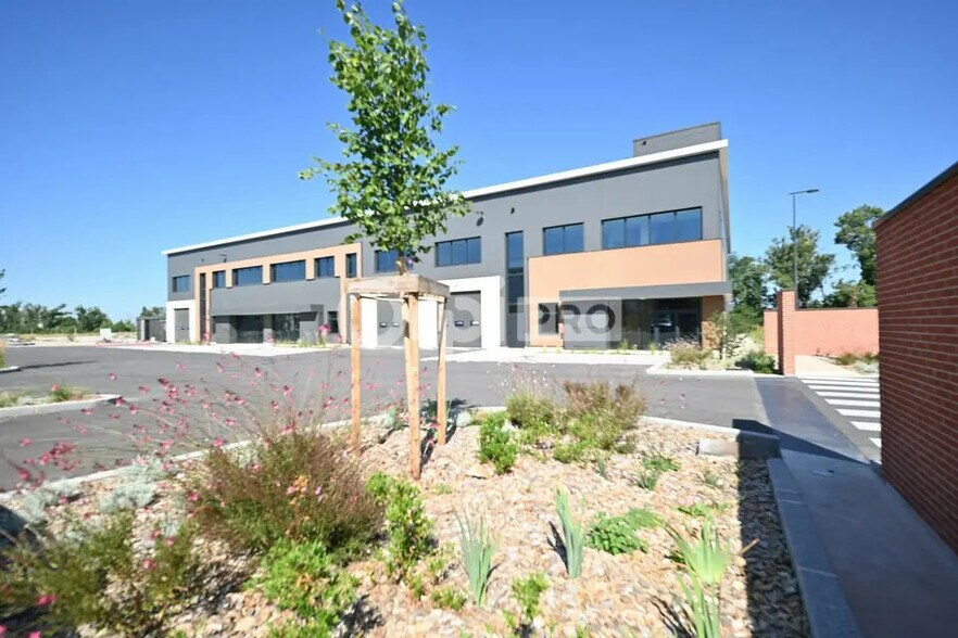 Office in Saint-Priest for lease - Building Photo - Image 2 of 8