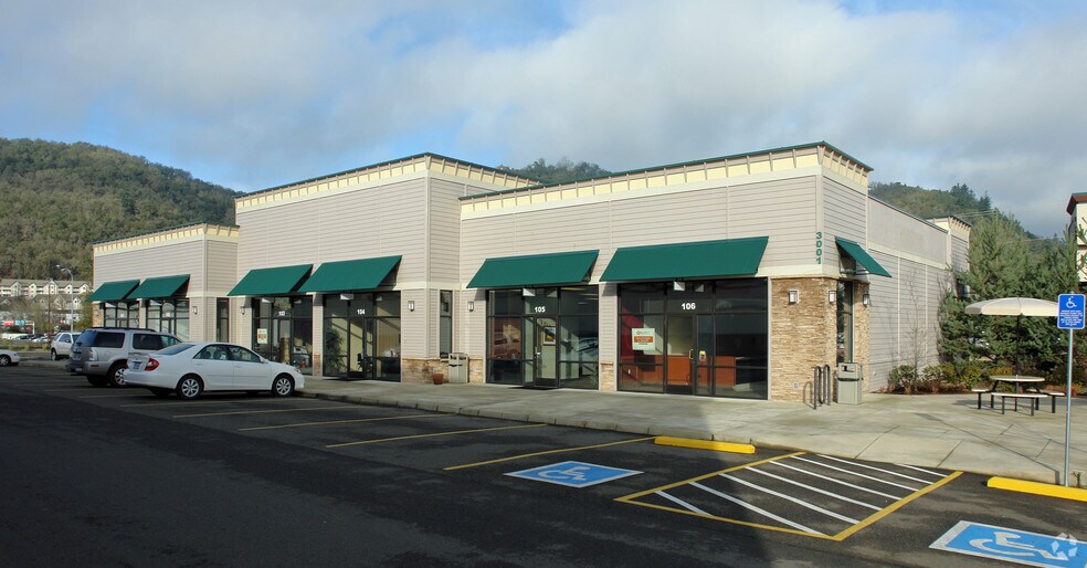 3001 NW Stewart Pky, Roseburg, OR for sale - Primary Photo - Image 1 of 43