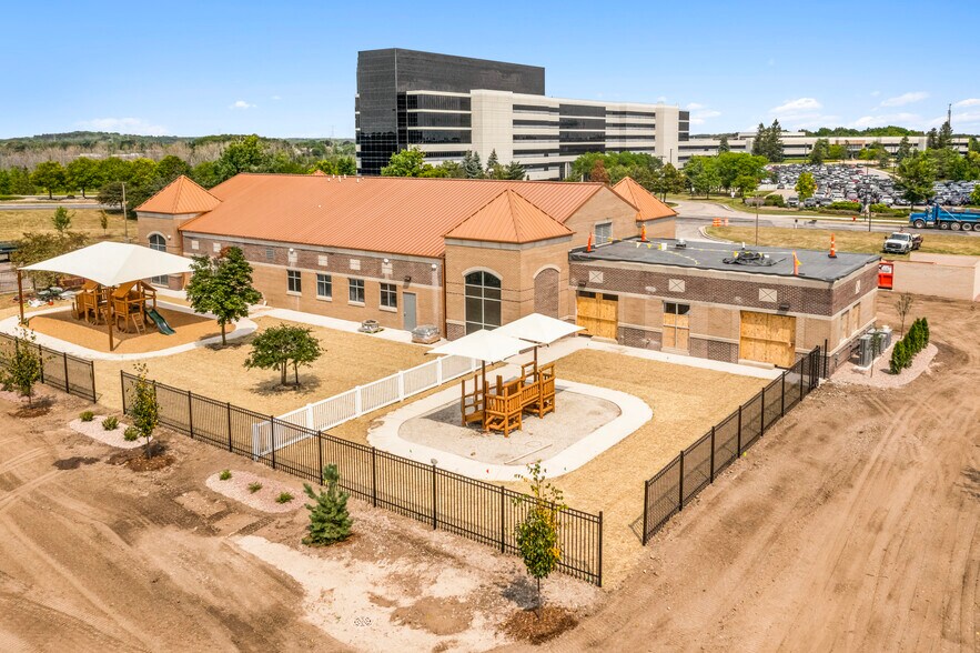 N56 W16949 Ridgewood Dr, Menomonee Falls, WI à vendre - Photo du bâtiment - Image 1 de 10