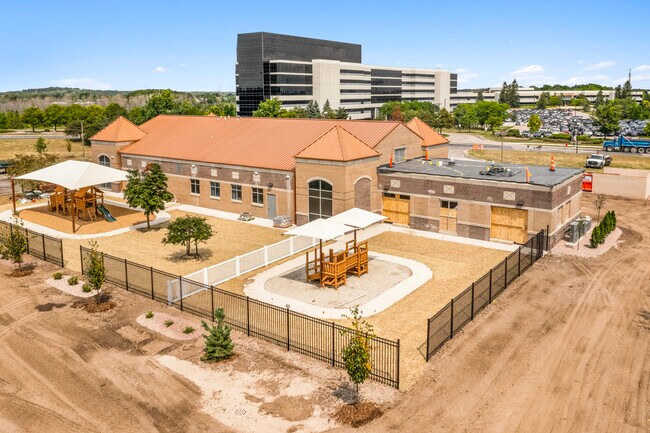 Plus de détails pour N56 W16949 Ridgewood Dr, Menomonee Falls, WI - Bureau/Commerce de détail à louer