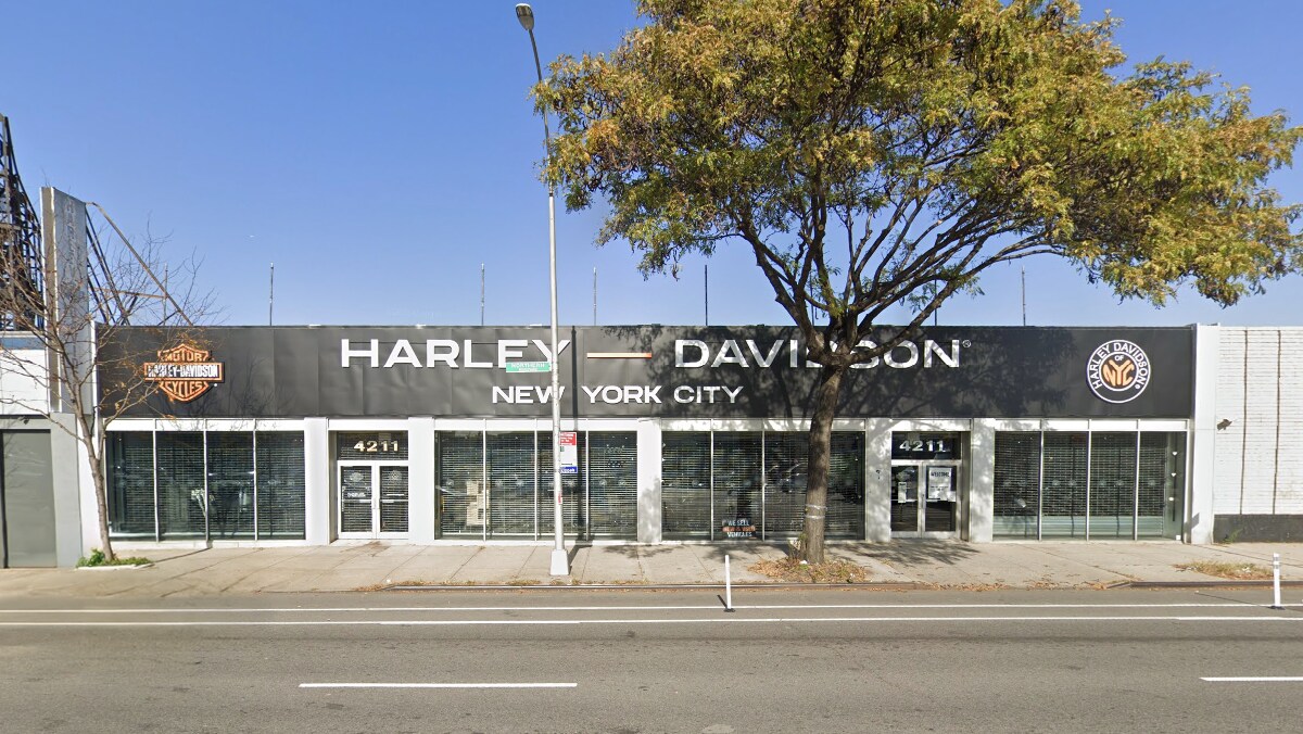 4211 Northern Blvd, Long Island City, NY à louer Photo du bâtiment- Image 1 de 2