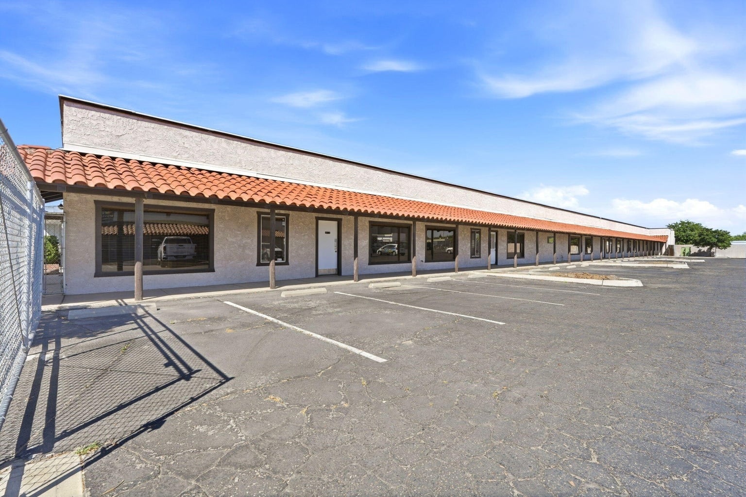 724 N Ben Maddox Way, Visalia, CA à louer Photo du bâtiment- Image 1 de 8