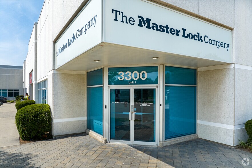 3300 Ridgeway Dr, Mississauga, ON à louer - Photo du bâtiment - Image 3 de 4