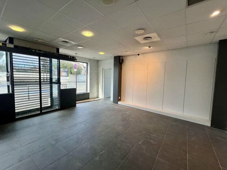 Retail in Avignon for lease - Building Photo - Image 2 of 8