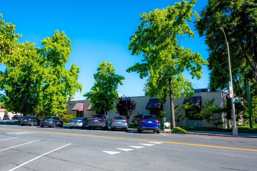 910 Marshall St, Redwood City, CA à louer - Photo du bâtiment - Image 3 de 9