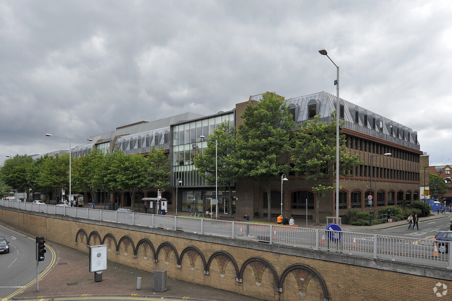 Wood St, Kingston Upon Thames à louer - Photo principale - Image 1 de 14