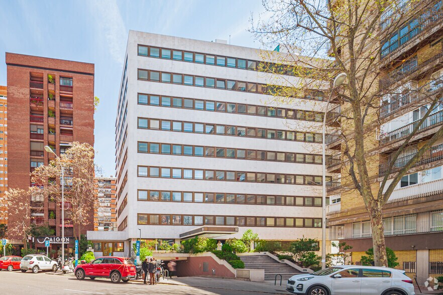 Calle de la Infanta Mercedes, 90, Madrid, Madrid à louer - Photo du bâtiment - Image 2 de 6