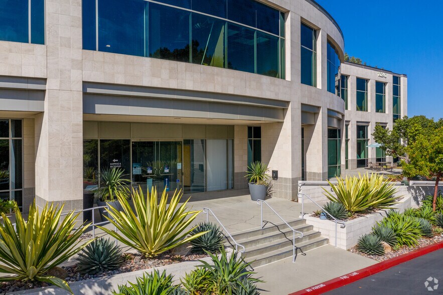 10240 Science Center Dr, San Diego, CA for lease - Building Photo - Image 2 of 4