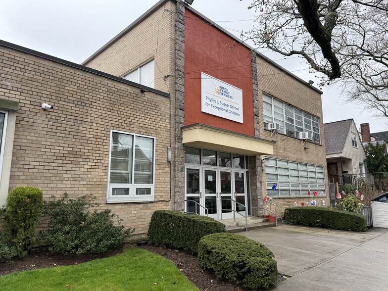 7164 168th St, Fresh Meadows, NY for lease - Primary Photo - Image 1 of 6