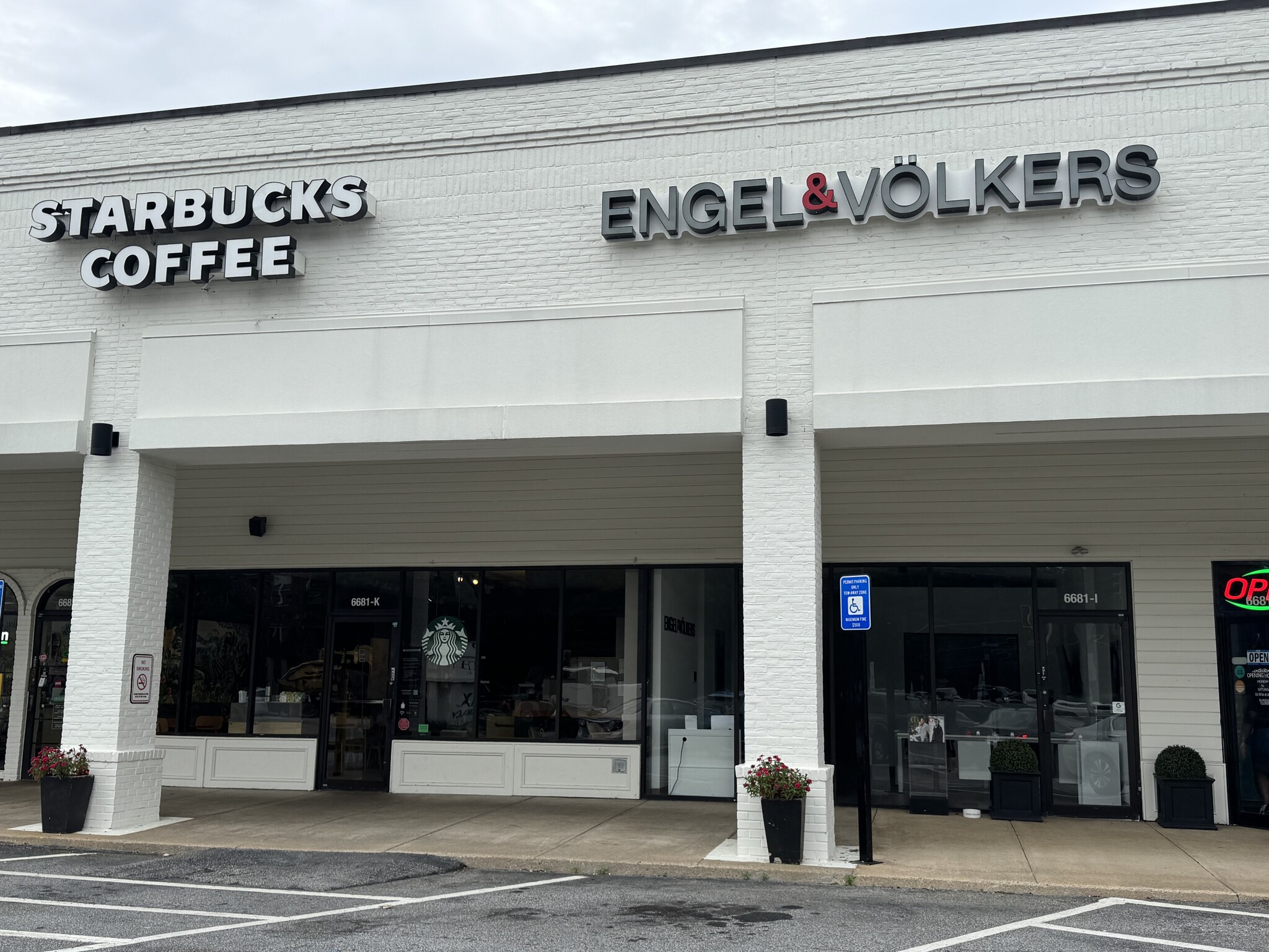 6681 NE Roswell Rd, Atlanta, GA à louer Photo du bâtiment- Image 1 de 17