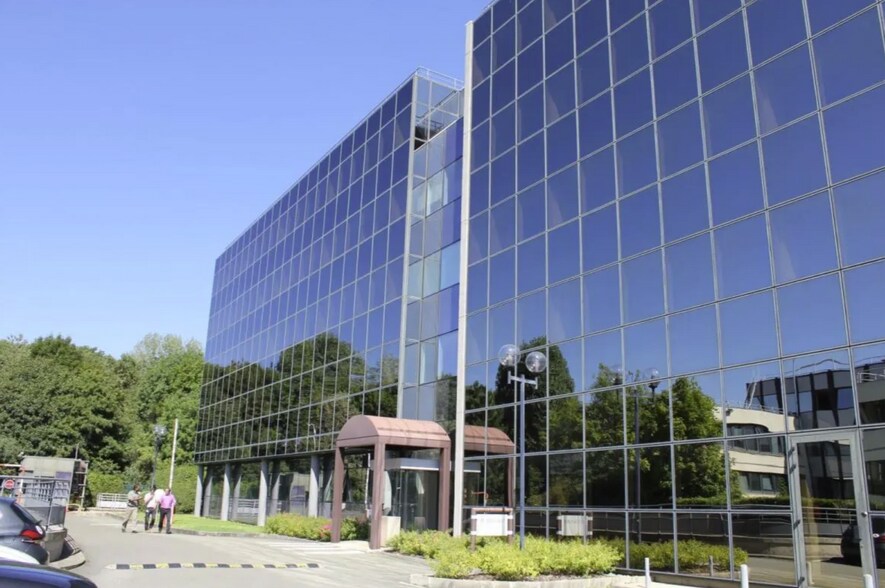 18 Rue Grange Dame Rose, Vélizy-Villacoublay à louer - Photo du bâtiment - Image 3 de 4