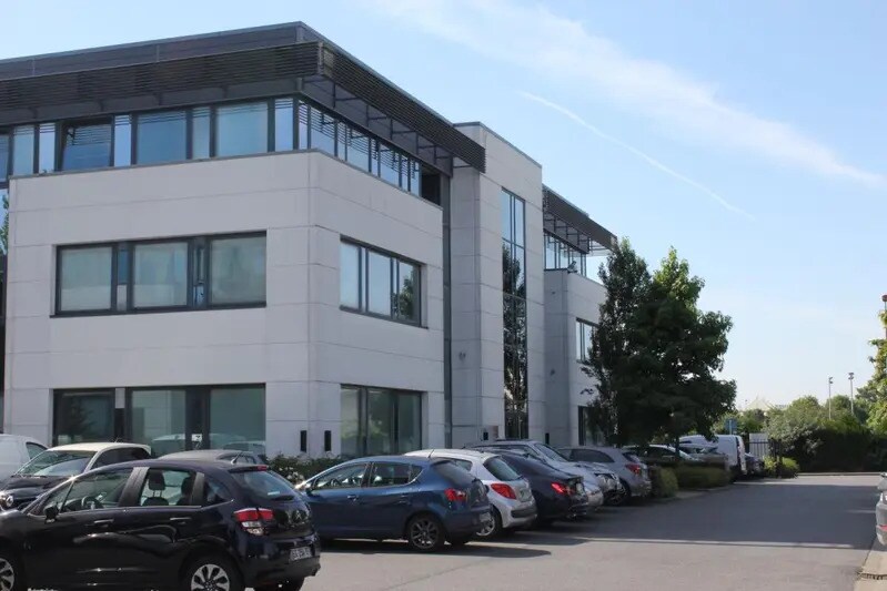 Office in Les Ulis for lease Building Photo- Image 1 of 11