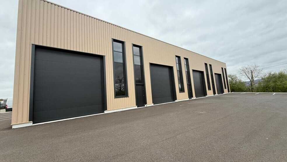 Industrial in Montagnat for lease - Building Photo - Image 1 of 5