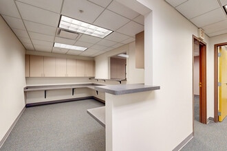 215 10th St, Des Moines, IA for lease Interior Photo- Image 2 of 6