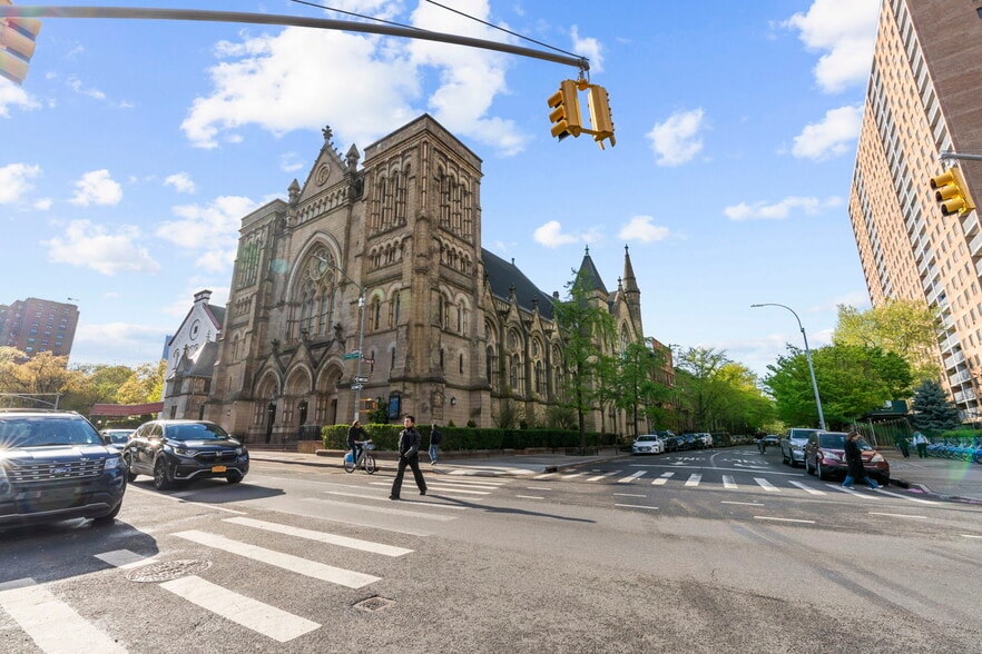 30 Saint James Pl, Brooklyn, NY for lease - Building Photo - Image 2 of 15