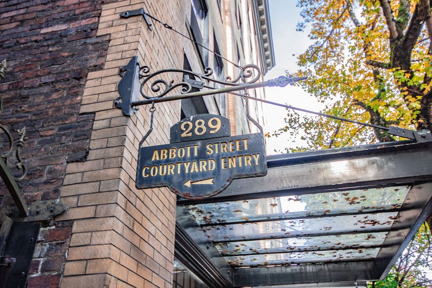 289 Abbott St, Vancouver, BC à louer - Photo du bâtiment - Image 2 de 4