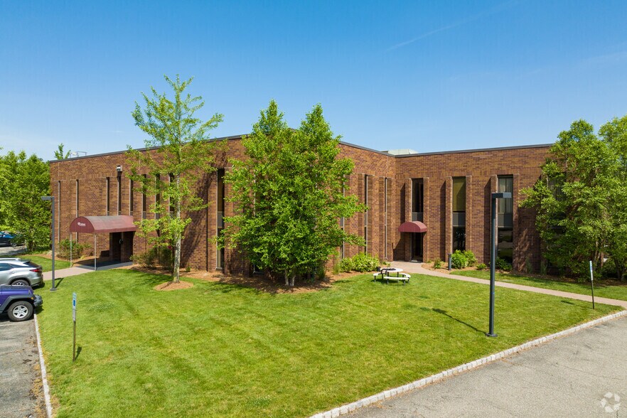 45 Horsehill Rd, Cedar Knolls, NJ à louer - Photo du bâtiment - Image 1 de 7