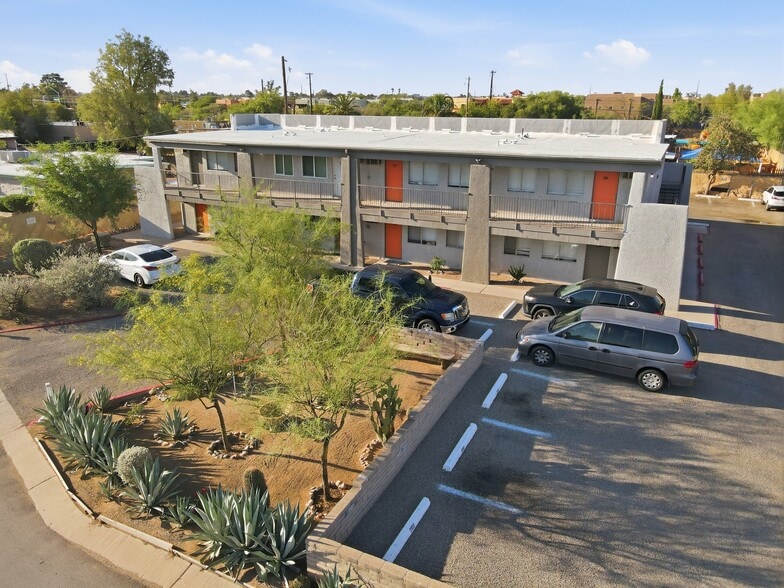 30 E Camino Villas, Tucson, AZ à vendre - Photo du bâtiment - Image 2 de 12