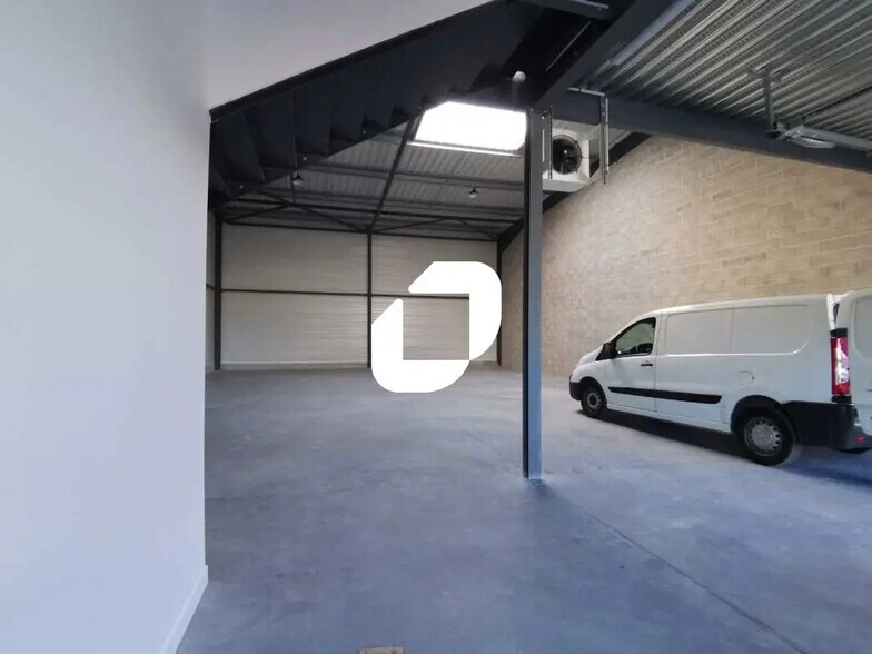 Flex in Cormeilles-en-Parisis for lease - Interior Photo - Image 3 of 6