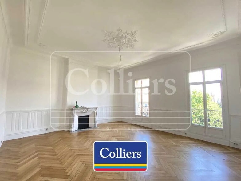 Office in Marseille for lease - Building Photo - Image 1 of 12