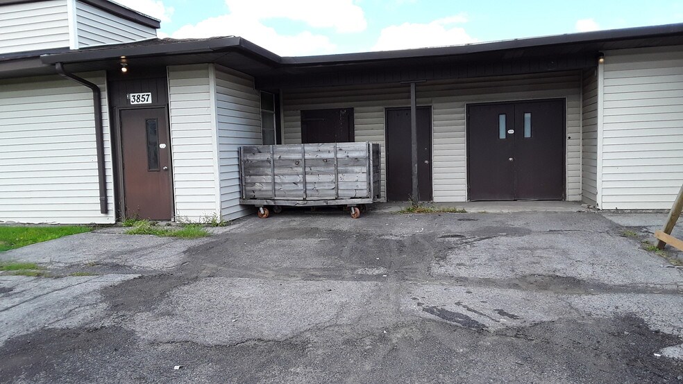 3857 Eagle Dr, Sanborn, NY à vendre - Photo du bâtiment - Image 3 de 5