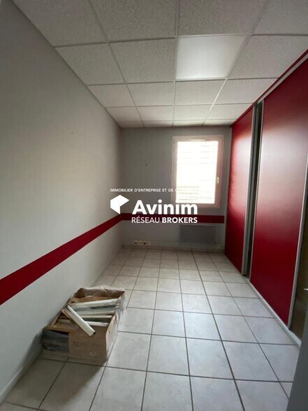 Retail in Fontaine for lease - Interior Photo - Image 3 of 9