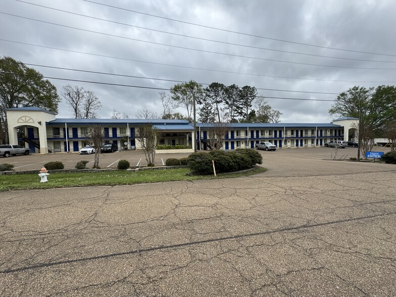 100 Commerce St, Mccomb, MS for sale - Building Photo - Image 1 of 1