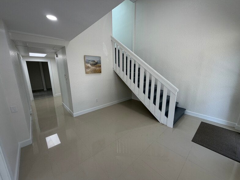 500 W Commerce Way W, Jupiter, FL for lease - Building Photo - Image 3 of 16
