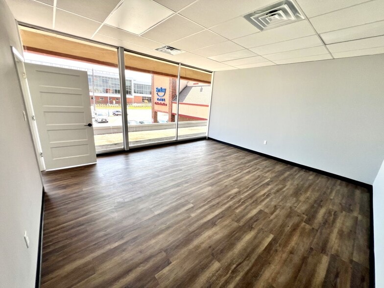 701-817 W Park Row Dr, Arlington, TX for lease - Building Photo - Image 3 of 6