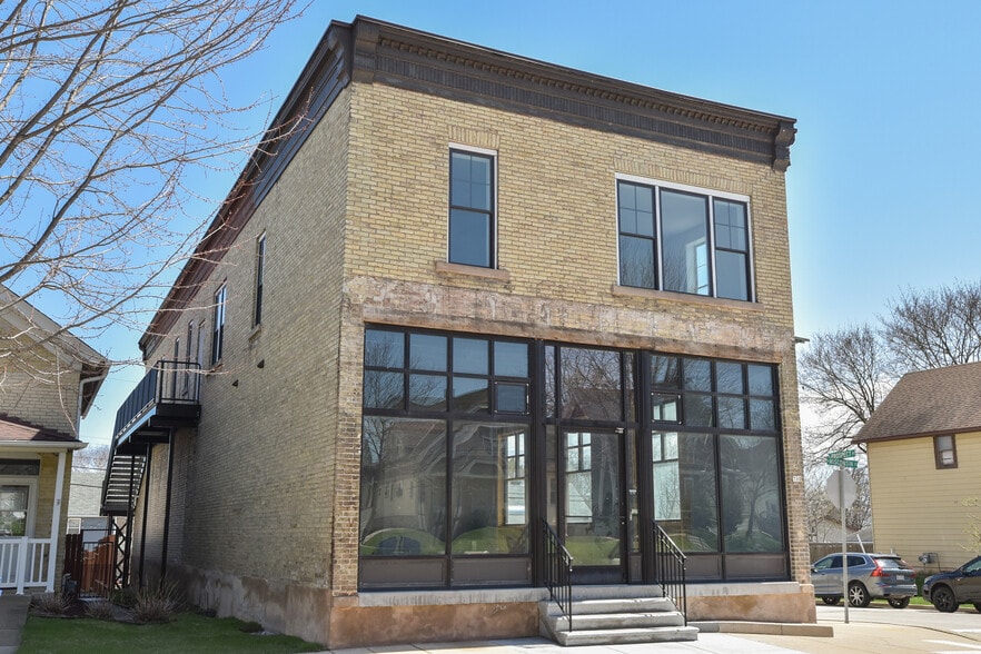 700 N Wisconsin St, Port Washington, WI à louer - Photo du bâtiment - Image 2 de 9