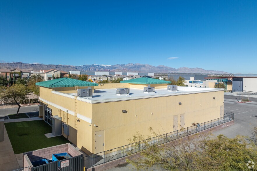 6410 S Tenaya Way, Las Vegas, NV à louer - Photo du bâtiment - Image 3 de 11