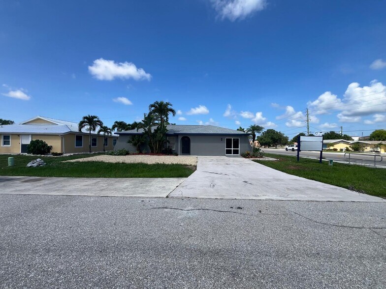 7328 Sanibel Blvd, Fort Myers, FL à louer - Photo du bâtiment - Image 3 de 11
