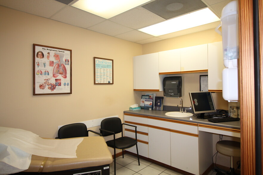 2404 N Courtenay Pky, Merritt Island, FL for lease - Interior Photo - Image 3 of 8