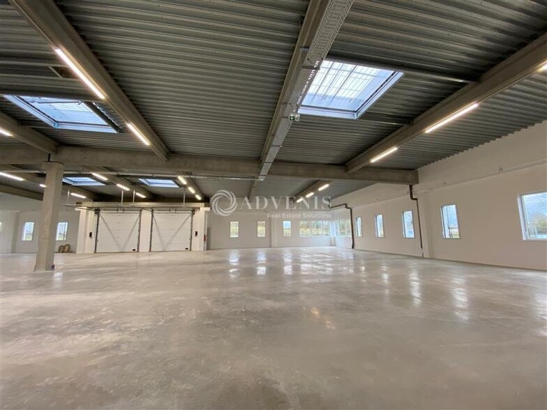 3 Boulevard Jean Moulin, Élancourt for lease - Interior Photo - Image 3 of 4