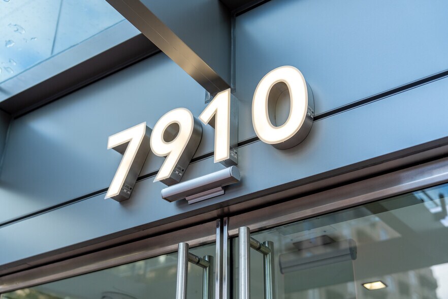 7910 Woodmont Ave, Bethesda, MD à louer - Photo du bâtiment - Image 2 de 16