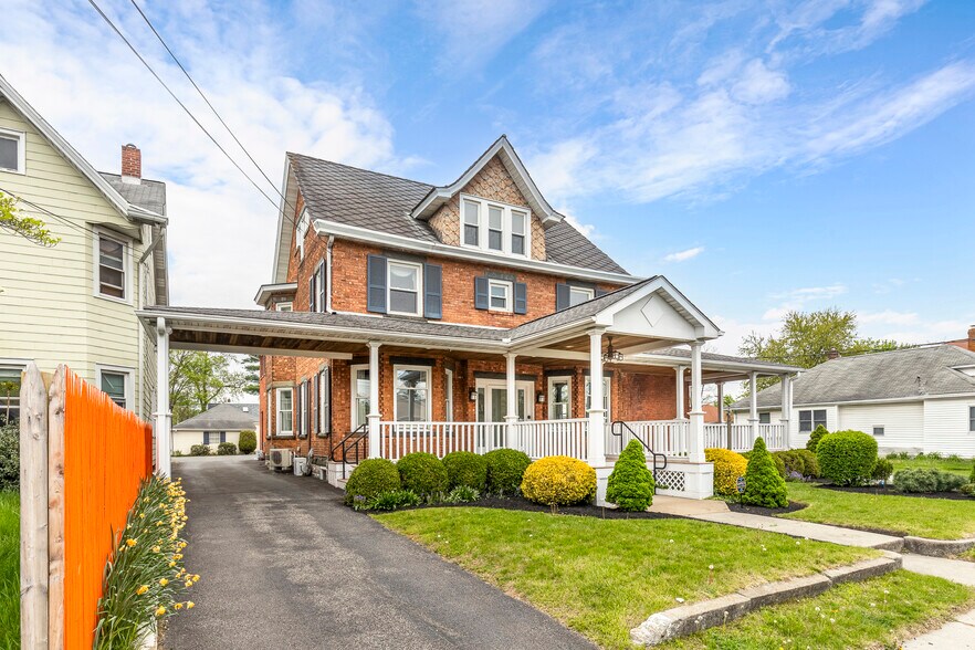 411 Albany Ave, Kingston, NY à vendre - Photo du bâtiment - Image 2 de 65