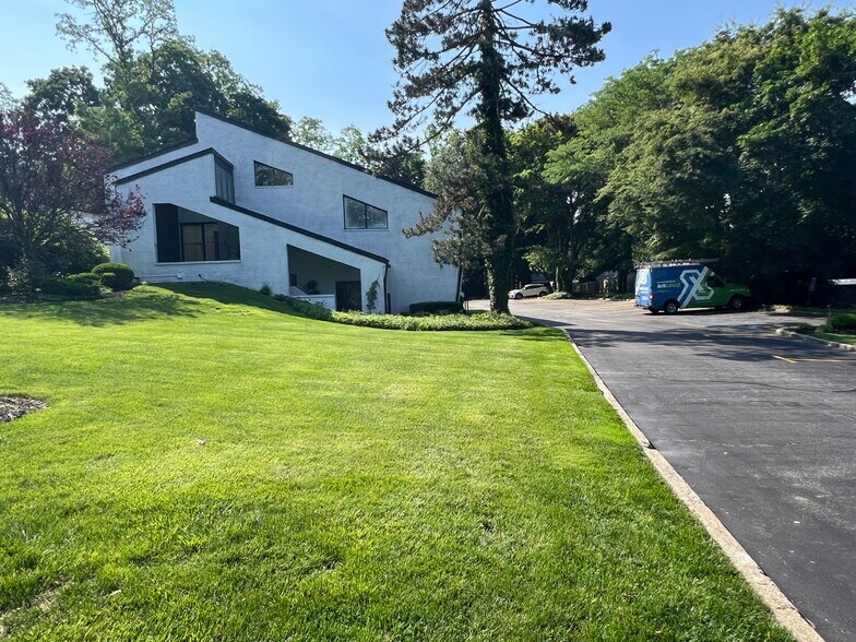 76 E Main St, Huntington, NY à louer - Photo du bâtiment - Image 3 de 18