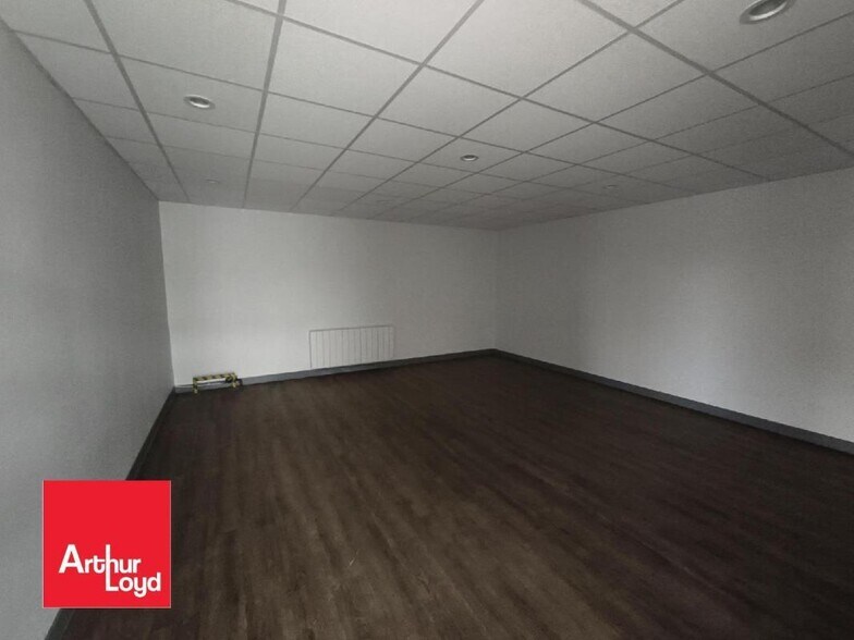 Flex in Morancez for lease - Interior Photo - Image 3 of 3