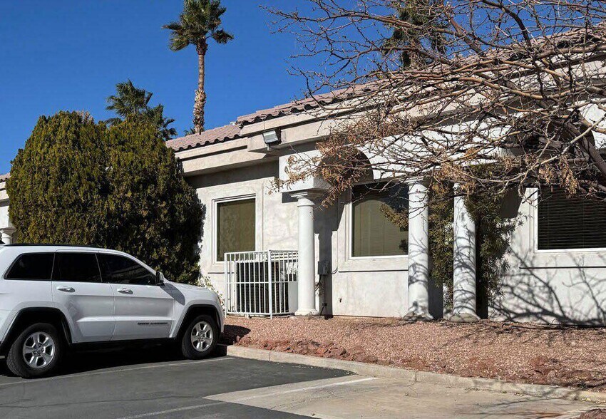 5852 S Pecos Rd, Las Vegas, NV à vendre - Photo du bâtiment - Image 3 de 9