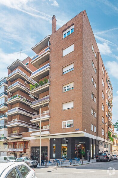 Calle de la Reina Mercedes, 12, Madrid, Madrid à vendre - Photo du bâtiment - Image 1 de 3