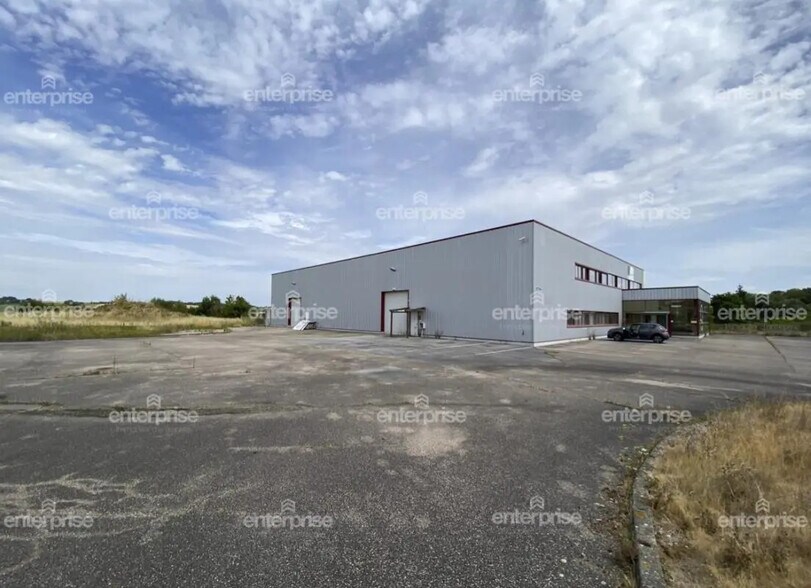 Flex in Magny-en-Vexin for lease - Building Photo - Image 2 of 6