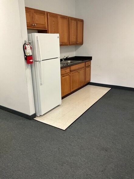 5 E 1st St, Clifton, NJ à louer - Photo du bâtiment - Image 3 de 11