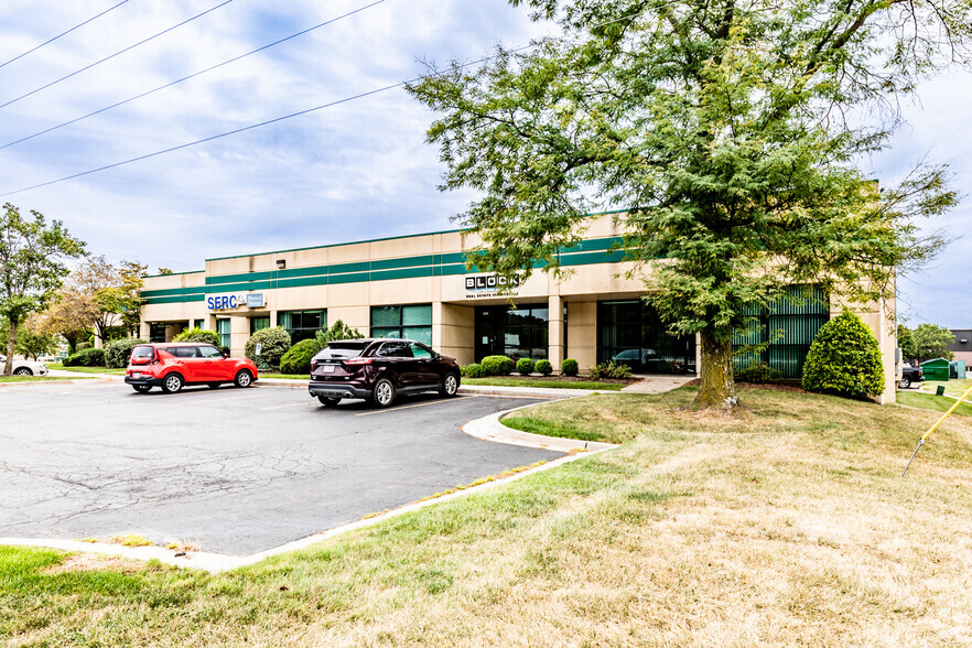 100-126 NW Parkway, Riverside, MO for lease - Building Photo - Image 1 of 6