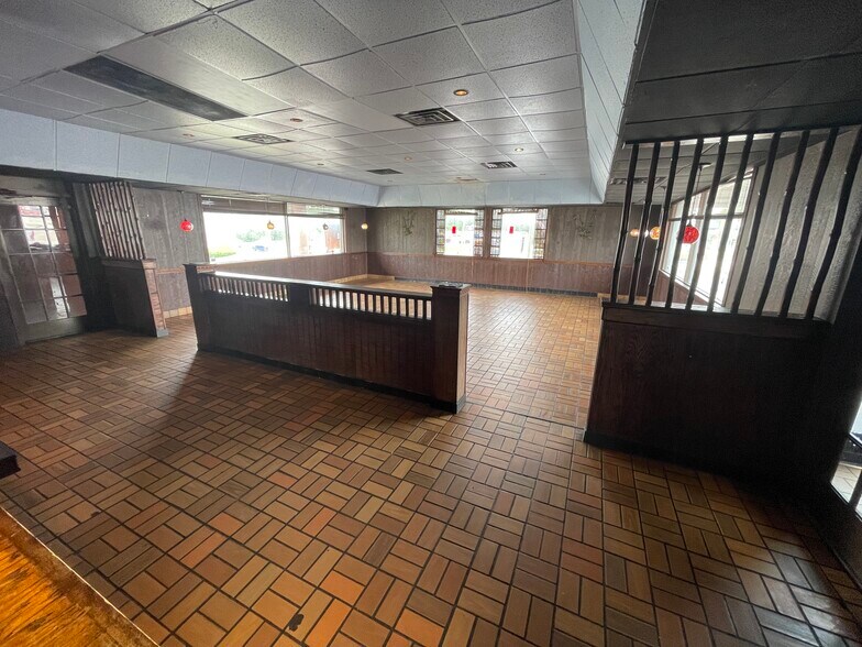 4777 Mahoning Ave, Youngstown, OH à vendre - Photo du bâtiment - Image 3 de 19