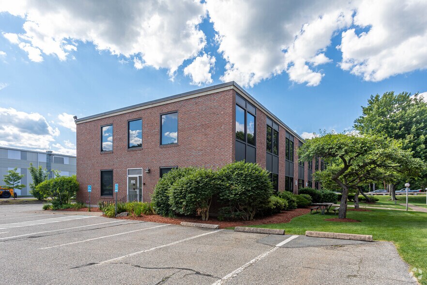 892 Worcester St, Wellesley, MA à louer - Photo du bâtiment - Image 3 de 3