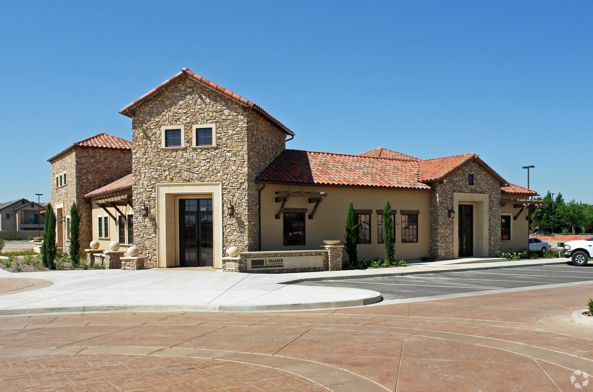 303 E Caldwell Ave, Visalia, CA for lease Primary Photo- Image 1 of 19