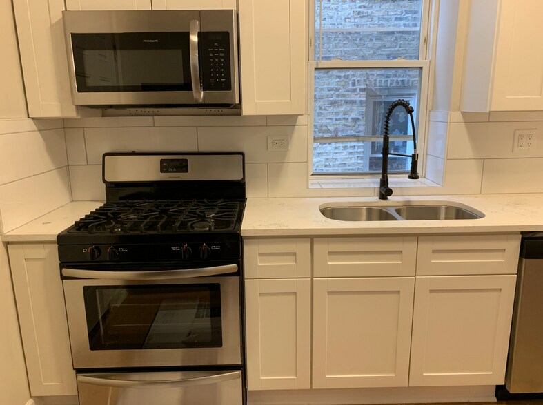 4830 N Drake Ave, Chicago, IL à vendre - Photo du bâtiment - Image 3 de 6