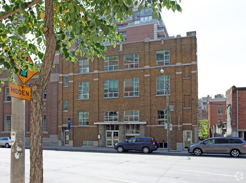 207 Adelaide St E, Toronto, ON à louer - Photo du bâtiment - Image 2 de 4