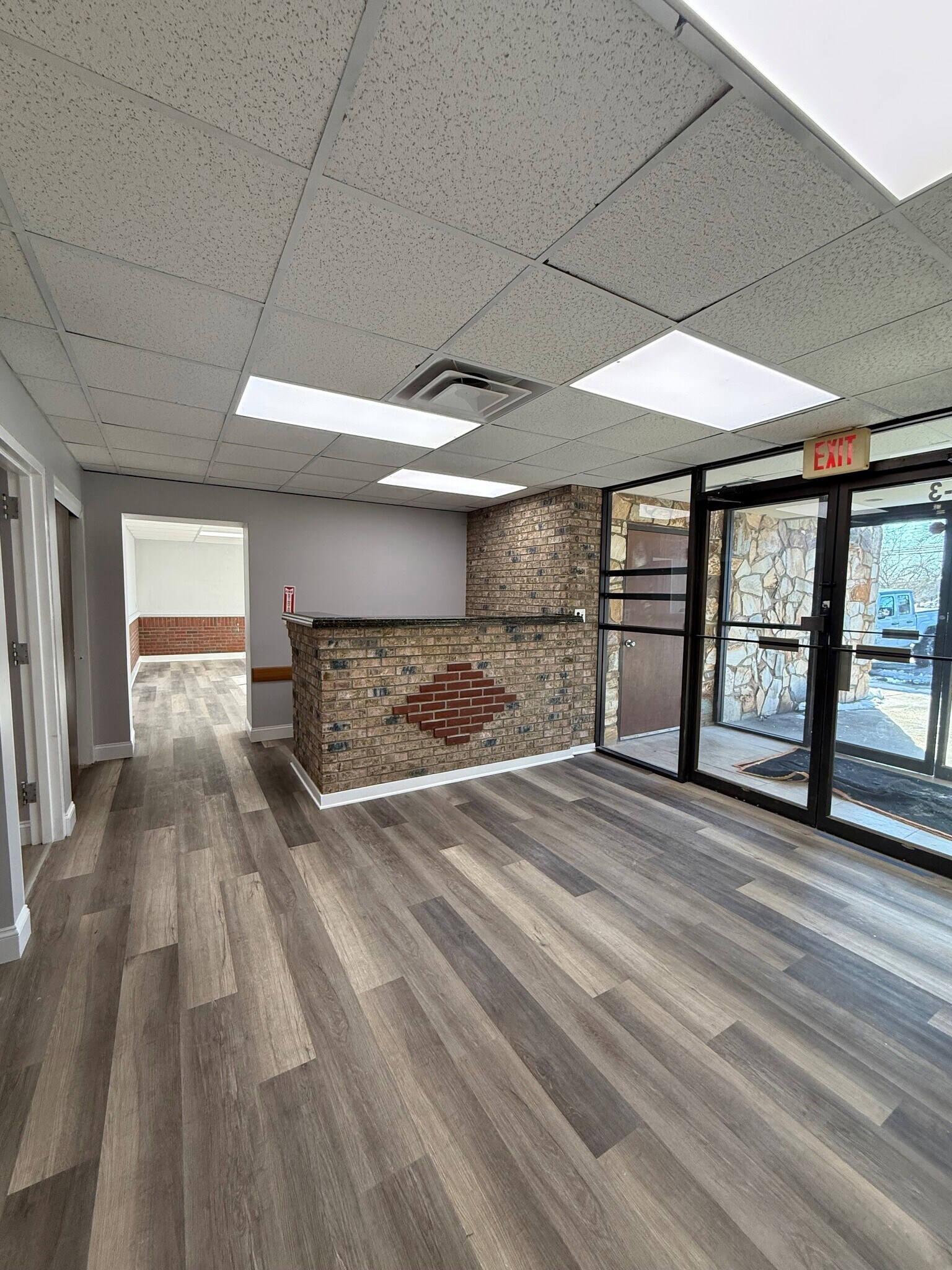 35 Carlough Rd, Bohemia, NY à louer Photo principale- Image 1 de 16