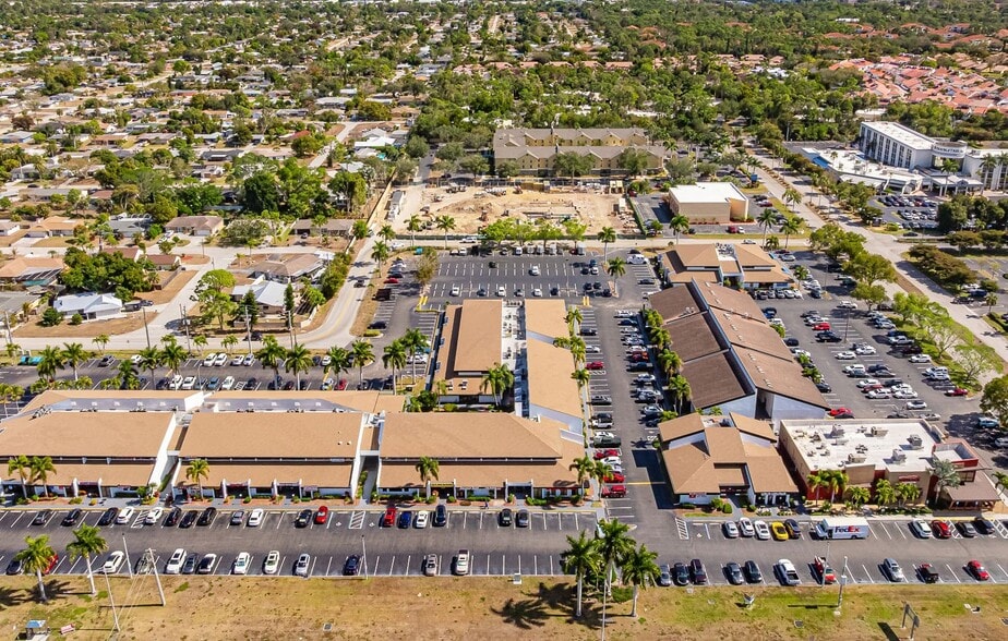 12995 S Cleveland Ave, Fort Myers, FL à vendre - Photo du bâtiment - Image 2 de 2